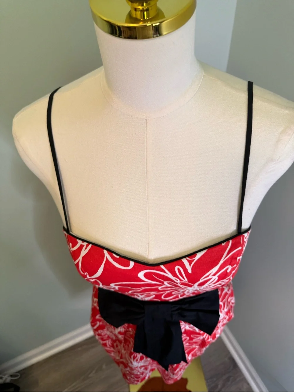 B. Smart Red & White Abstract Floral Mini Dress Black Bow Sweetheart Neck Size 6 - Picture 4 of 8